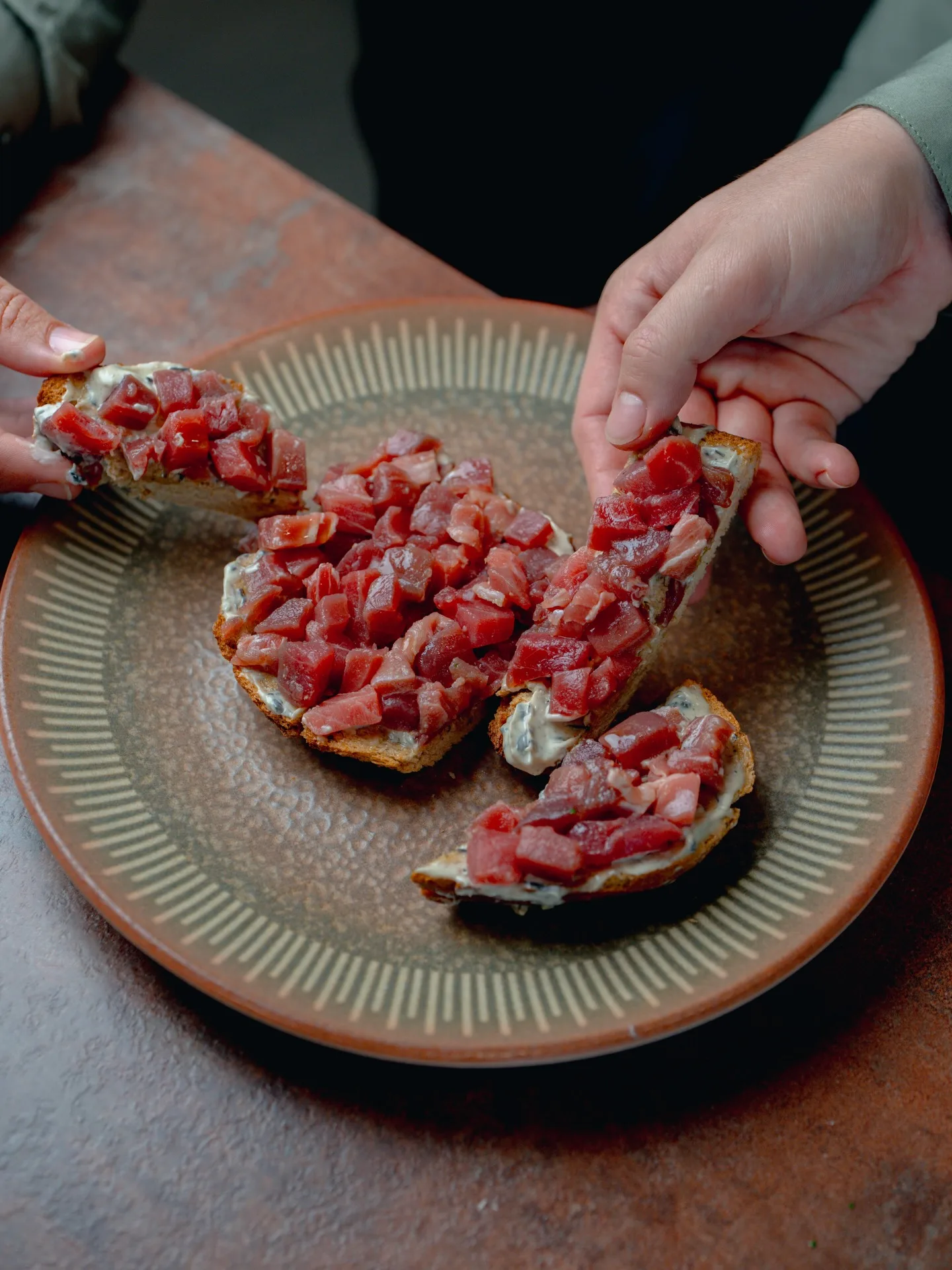 Tosta de atún rojo de almadraba con mayonesa trufada, tapa creativa en Salterra Jerez de la Frontera