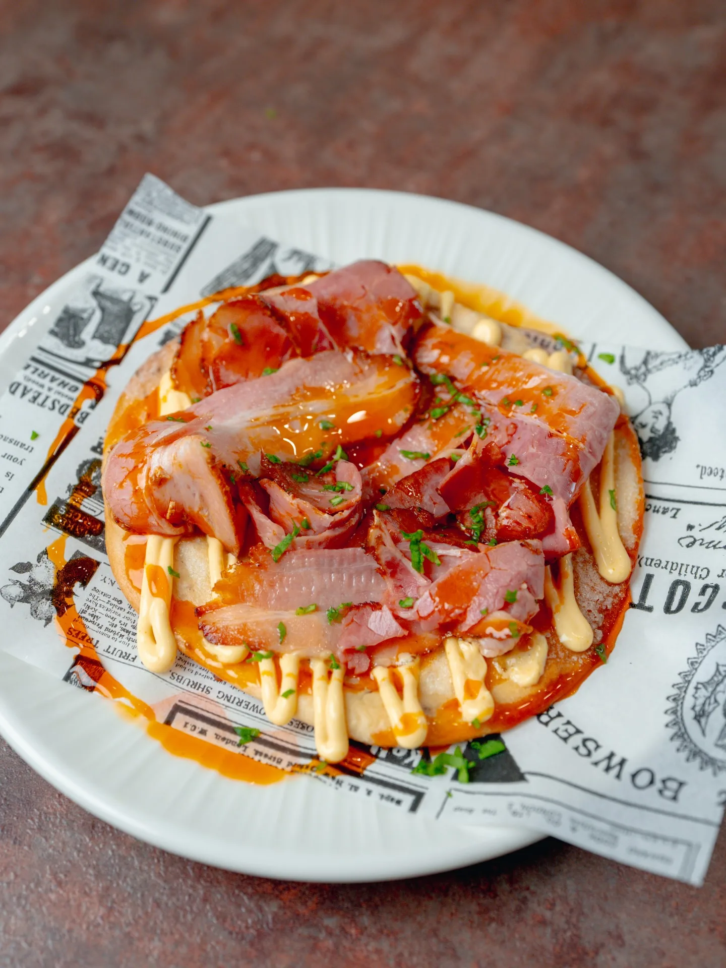 Tosta de Inés Rosales con chicharrón de Cádiz, tapa creativa en Salterra Jerez de la Frontera