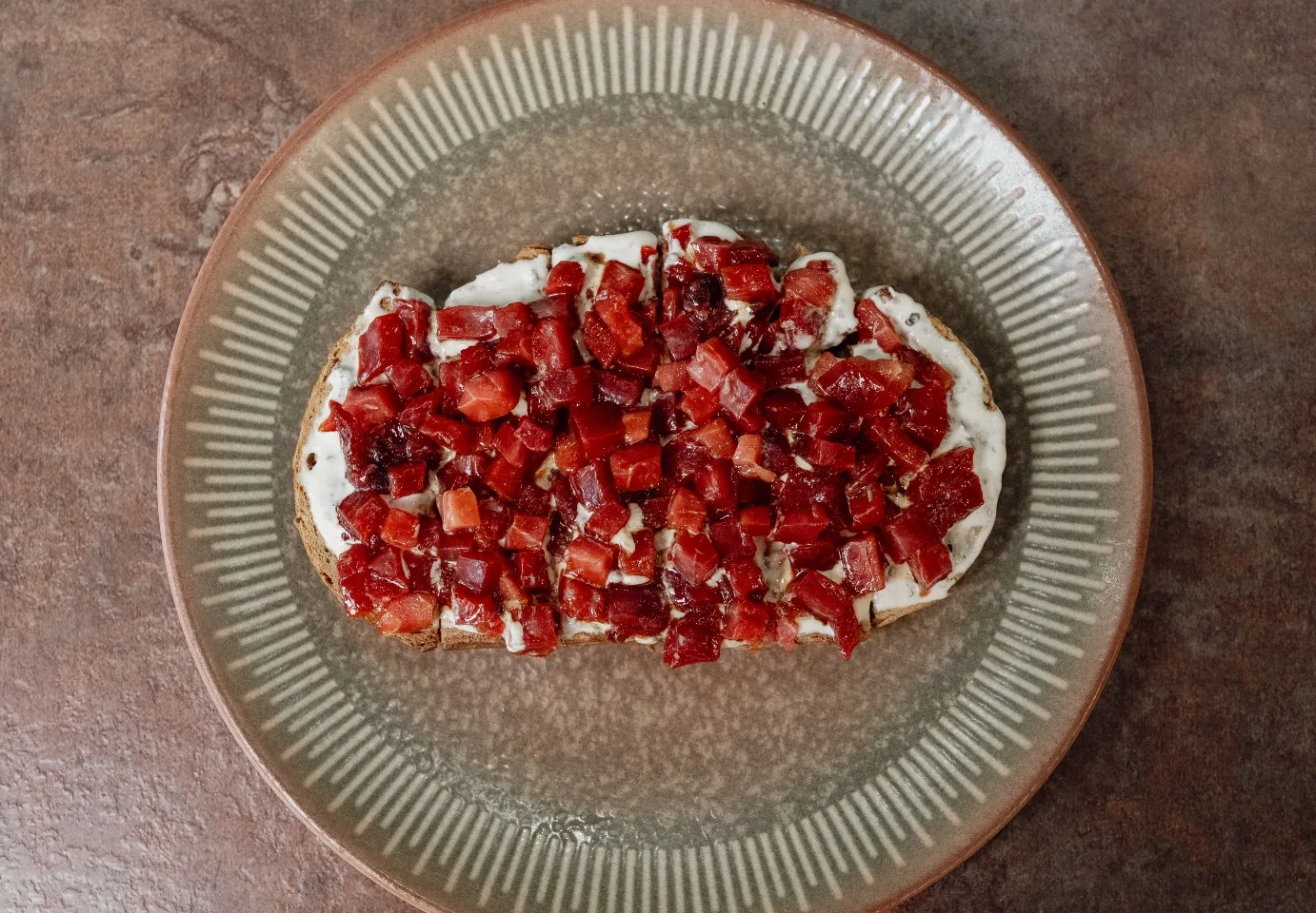 Parpatana de atún rojo al ajillo con patatas fritas en Salterra, Jerez