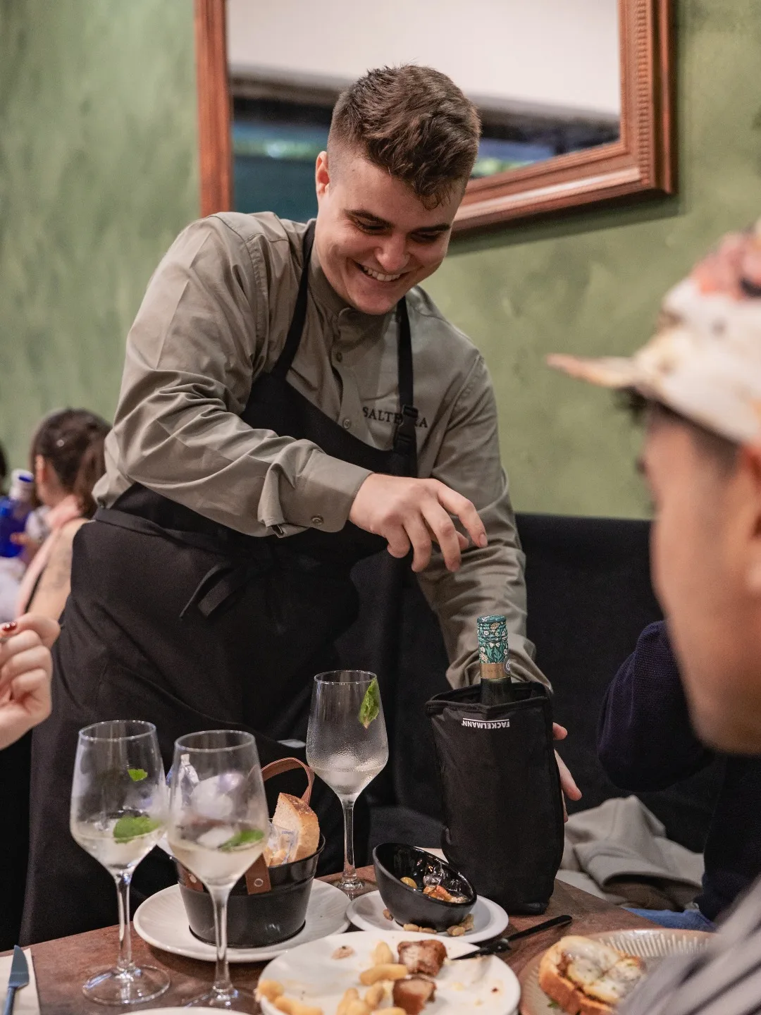 Equipo de Salterra atendiendo con cercanía en nuestro restaurante de tapas en Jerez de la Frontera